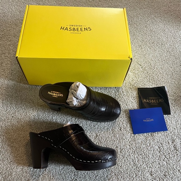 NIB/NWT SWEDISH HASBEENS DARK BROWN CROC SLIP IN CLASSIC CLOGS SIZE 6 (36)